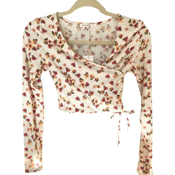 Cute Floral Top - NWT - Picture 2 of 7